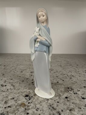 Lladro Girl With Flowers